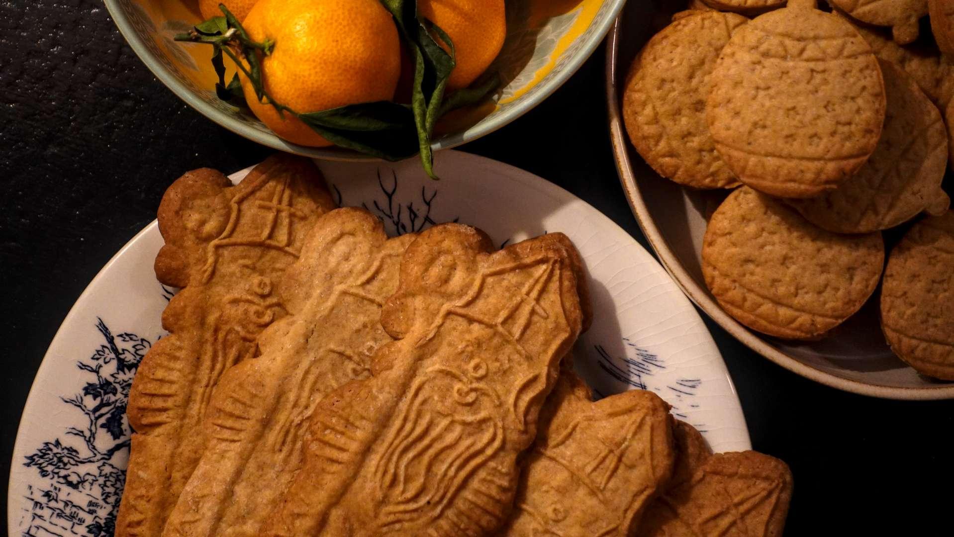 A plate of authentic Belgian speculoos cookies, showing the traditional golden-brown crunch.